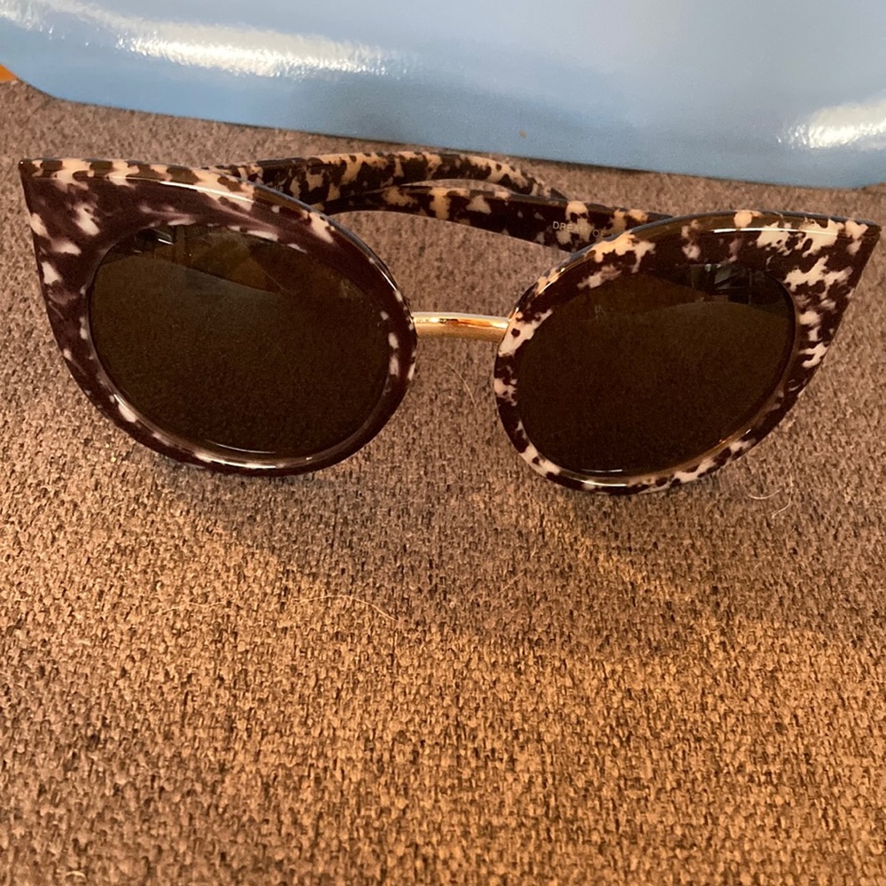 Quay sunglasses cat-eye. Perfect condition! No bothersome plastic nose grips